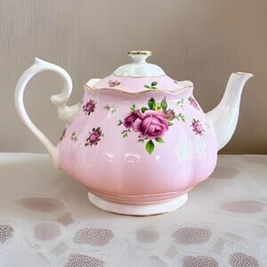 Vintage Royal Albert New Country Roses Teapot 2012